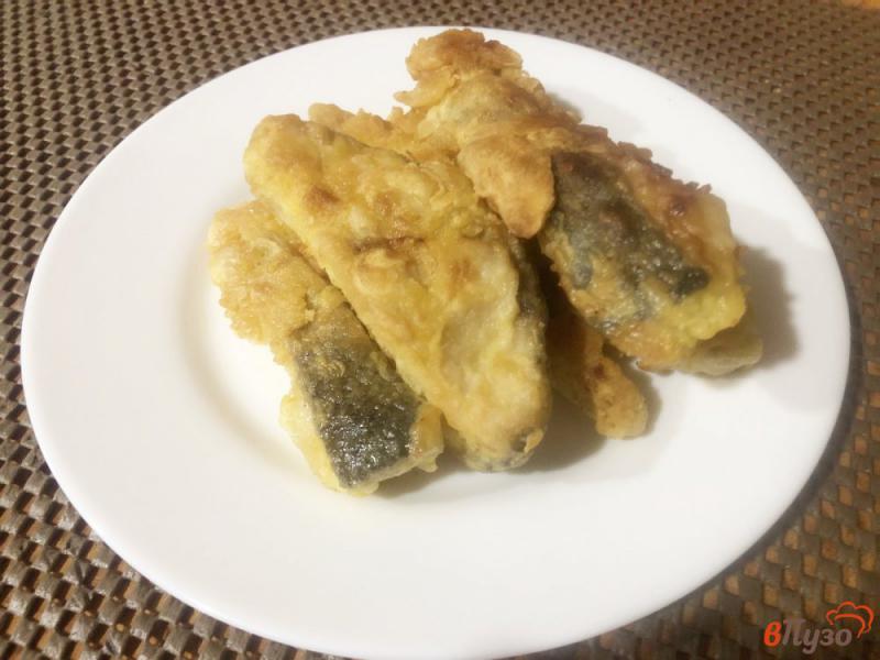 Фото приготовление рецепта: Жареная рыба с чесноком в кляре шаг №5