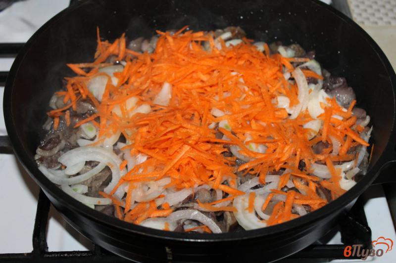 Фото приготовление рецепта: Тушеные маслята с морковью с белом соусе шаг №2