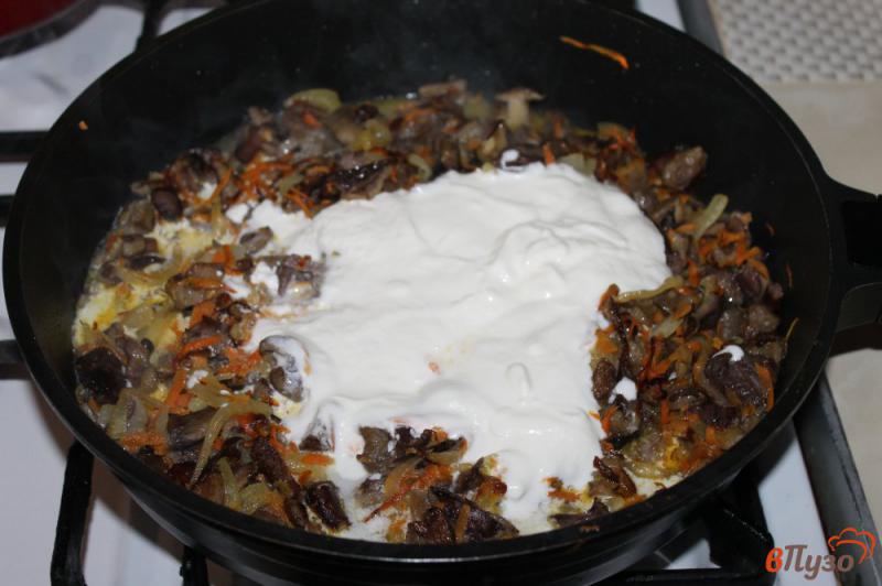 Фото приготовление рецепта: Тушеные маслята с морковью с белом соусе шаг №3