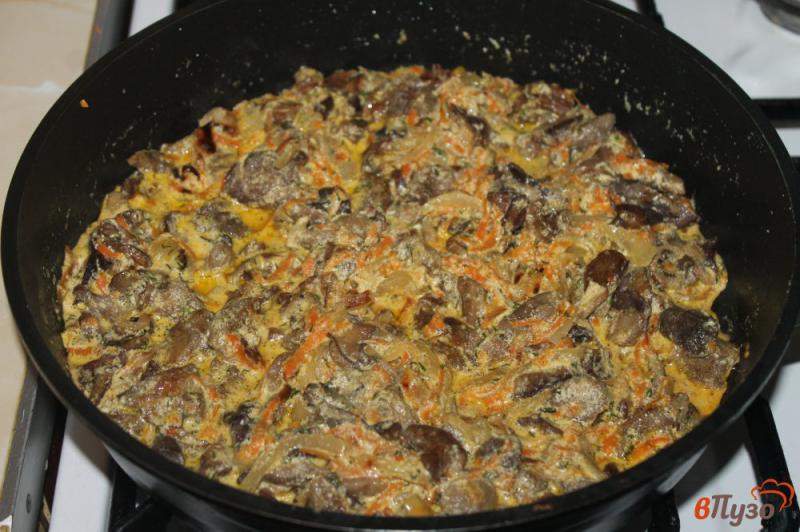 Фото приготовление рецепта: Тушеные маслята с морковью с белом соусе шаг №4