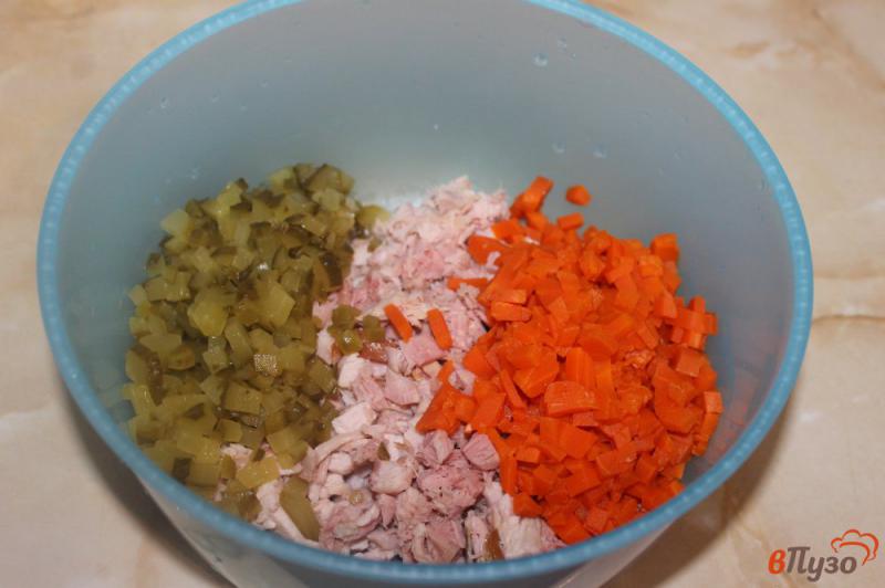 Фото приготовление рецепта: Салат с копченым куриным филе и белыми грибами шаг №2