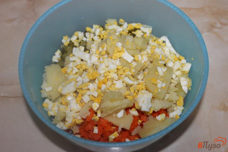 Фото приготовление рецепта: Салат с копченым куриным филе и белыми грибами шаг №3
