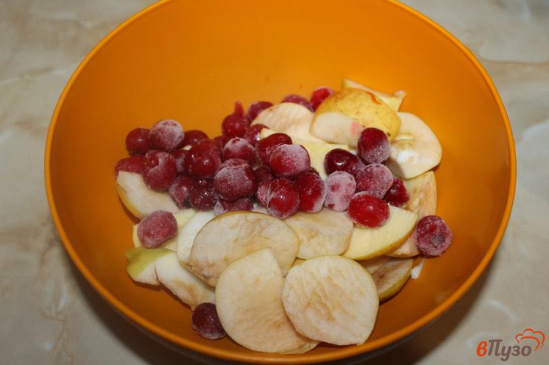 Фото приготовление рецепта: Яблочный компот с малиной и сливами шаг №2