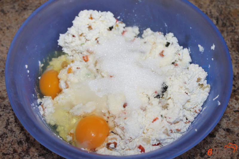 Фото приготовление рецепта: Сырники с миксом сухофруктов в духовке шаг №3