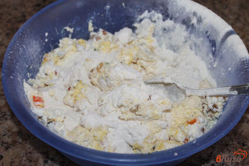 Фото приготовление рецепта: Сырники с миксом сухофруктов в духовке шаг №4
