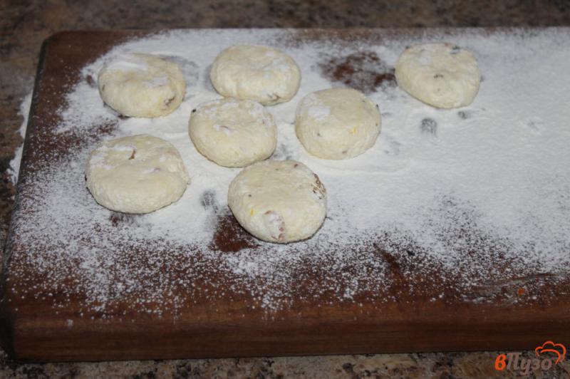 Фото приготовление рецепта: Сырники с миксом сухофруктов в духовке шаг №5