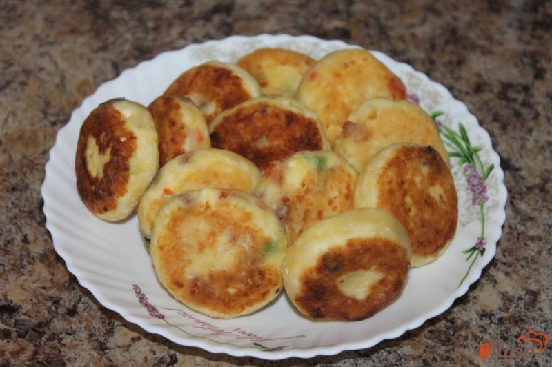 Фото приготовление рецепта: Сырники с миксом сухофруктов в духовке шаг №7