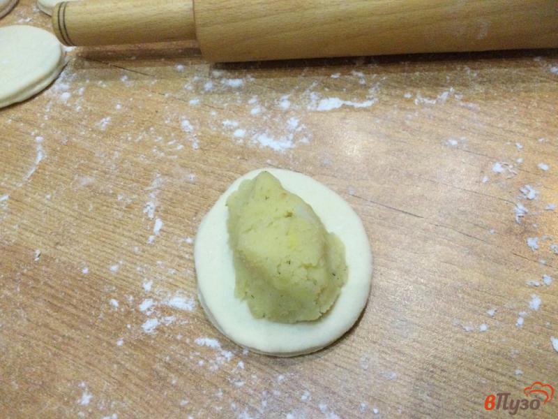 Фото приготовление рецепта: Жареные пирожки с картофелем шаг №6