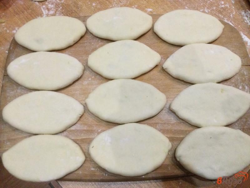 Фото приготовление рецепта: Жареные пирожки с картофелем шаг №8