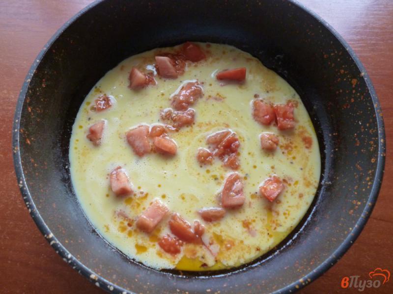 Фото приготовление рецепта: Омлет в лаваше с помидорами и сыром шаг №3