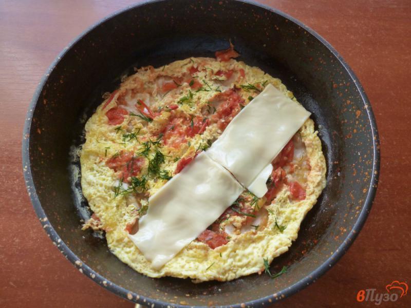 Фото приготовление рецепта: Омлет в лаваше с помидорами и сыром шаг №5