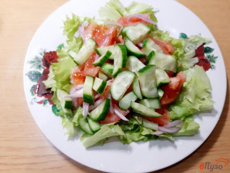 Фото приготовление рецепта: Салат из овощей с фетой и лаймовой заправкой шаг №7