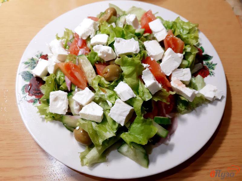 Фото приготовление рецепта: Салат из овощей с фетой и лаймовой заправкой шаг №9