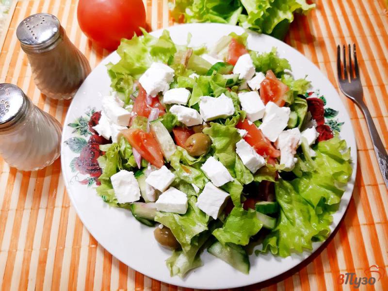 Фото приготовление рецепта: Салат из овощей с фетой и лаймовой заправкой шаг №10