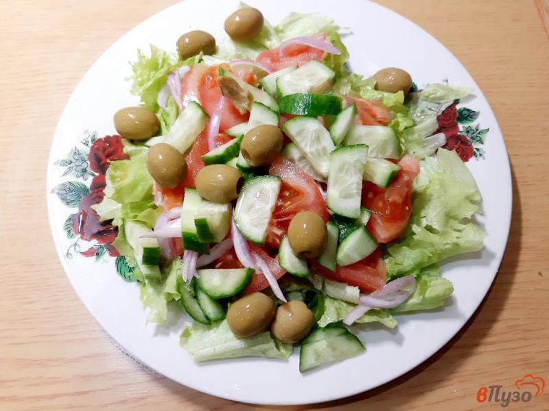 Фото приготовление рецепта: Салат из овощей с фетой и лаймовой заправкой шаг №8