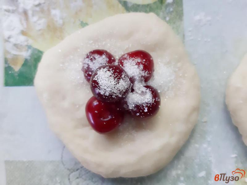 Фото приготовление рецепта: Пирожки с вишнями в мультиварке шаг №8
