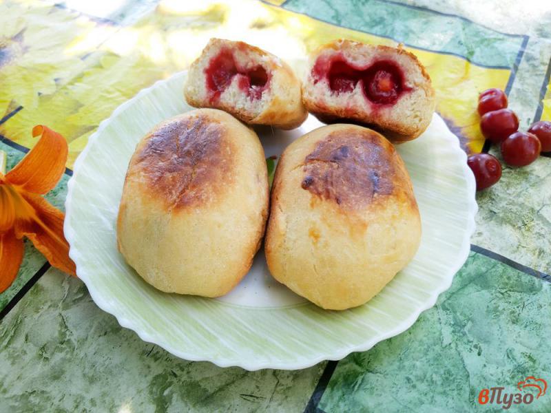 Фото приготовление рецепта: Пирожки с вишнями в мультиварке шаг №12