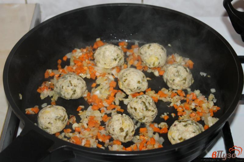 Фото приготовление рецепта: Куриные фрикадельки в томатном соусе с овощами и сушеными грибами шаг №2