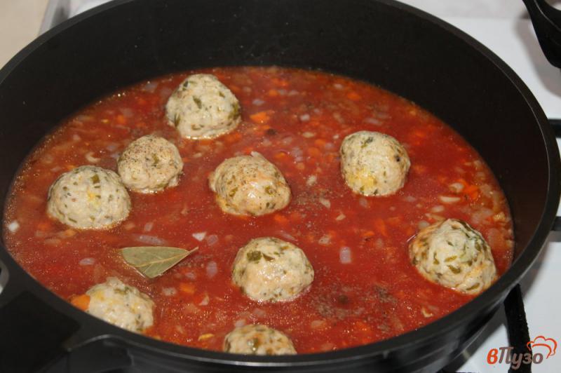 Фото приготовление рецепта: Куриные фрикадельки в томатном соусе с овощами и сушеными грибами шаг №3