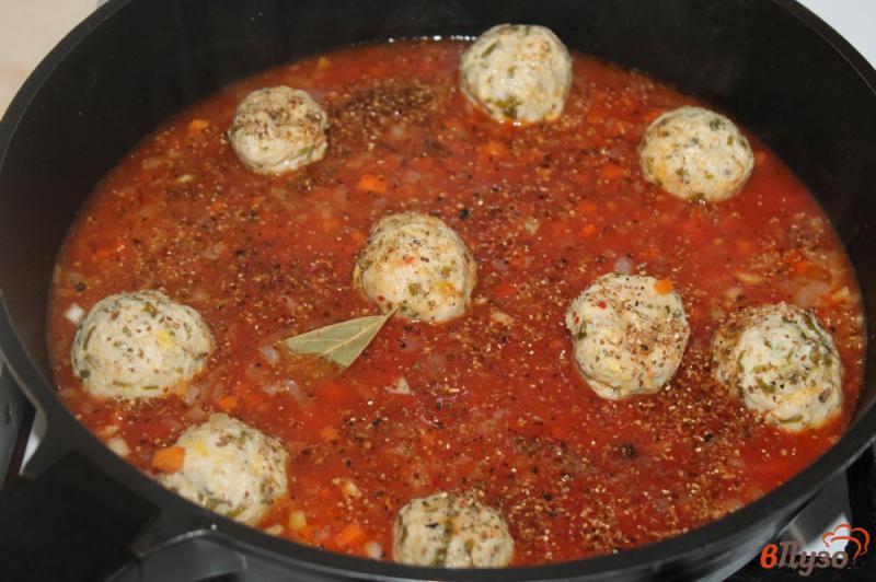 Фото приготовление рецепта: Куриные фрикадельки в томатном соусе с овощами и сушеными грибами шаг №4