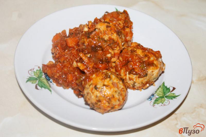 Фото приготовление рецепта: Куриные фрикадельки в томатном соусе с овощами и сушеными грибами шаг №5