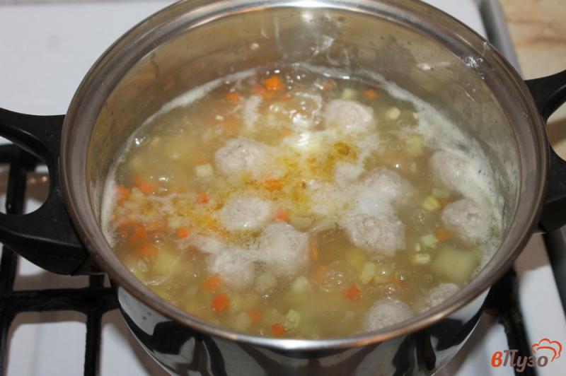 Фото приготовление рецепта: Суп с фрикадельками овощами и кукурузой шаг №4