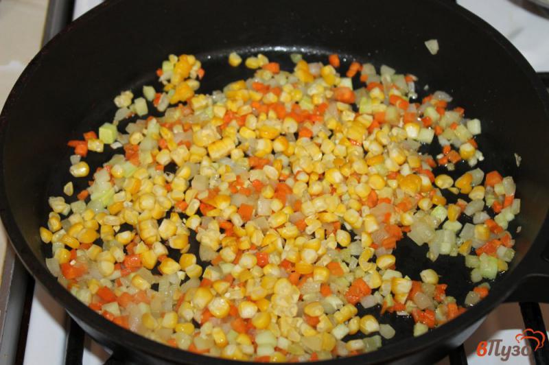 Фото приготовление рецепта: Суп с фрикадельками овощами и кукурузой шаг №3