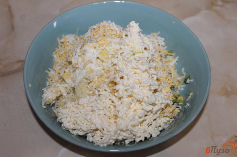 Фото приготовление рецепта: Бутербродная намазка из авокадо сыра и яиц шаг №3