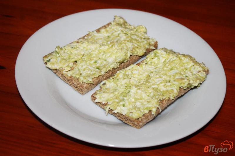 Фото приготовление рецепта: Бутербродная намазка из авокадо сыра и яиц шаг №5