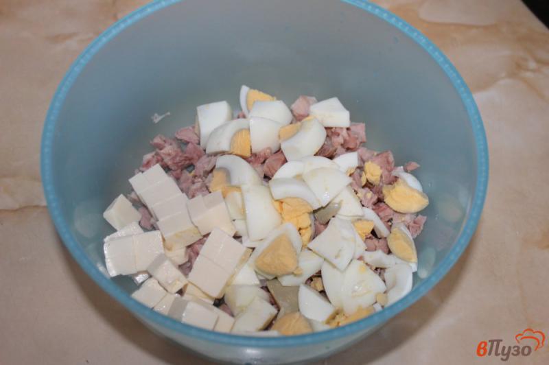 Фото приготовление рецепта: Салат из пекинской капусты с копченой курицей сыром и яйцом шаг №3