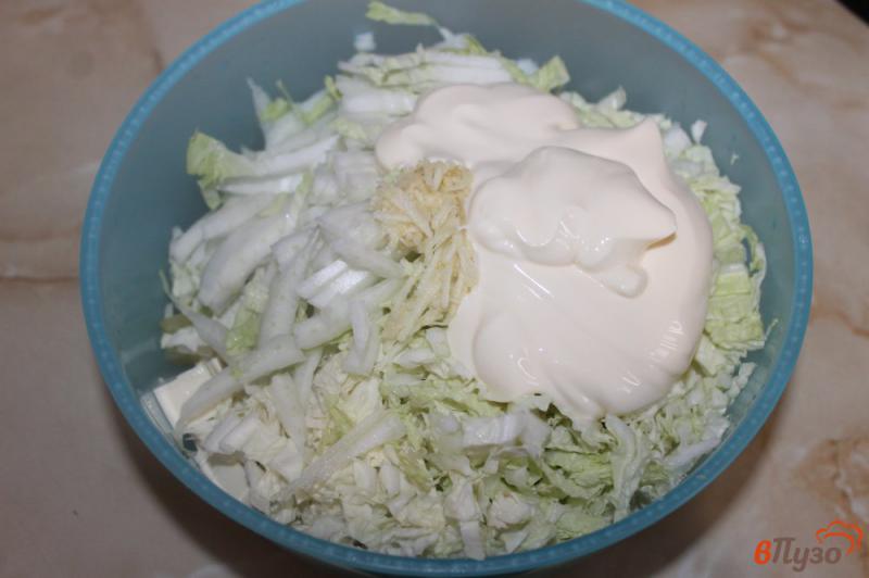 Фото приготовление рецепта: Салат из пекинской капусты с копченой курицей сыром и яйцом шаг №6
