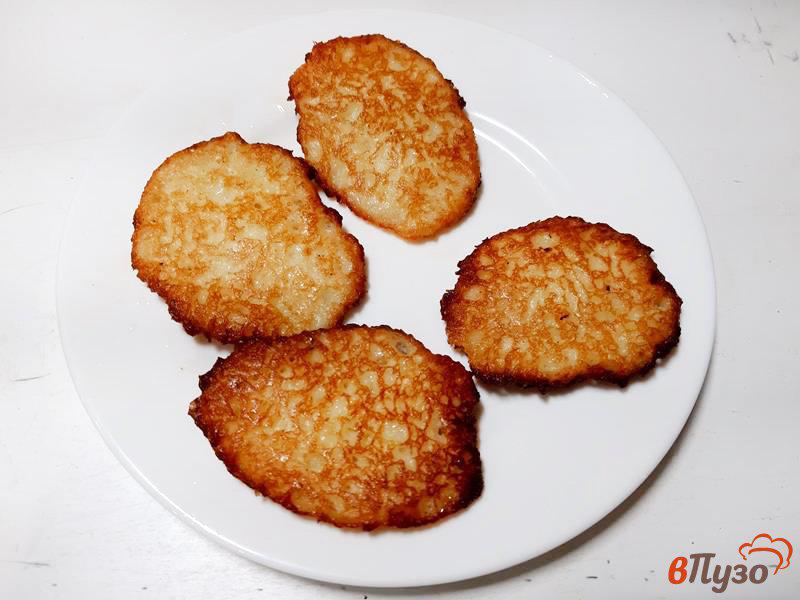 Фото приготовление рецепта: Овощные оладьи из картошки с сельдереем шаг №4