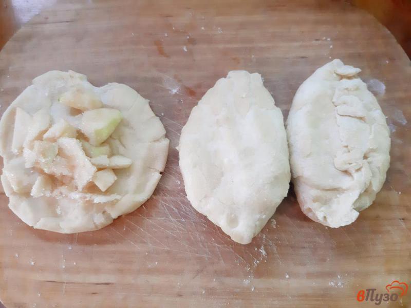 Фото приготовление рецепта: Пирожки дрожжевые жареные с яблоками шаг №8