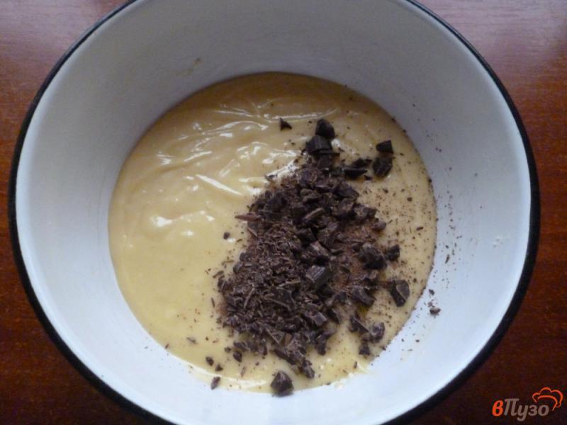 Фото приготовление рецепта: Кексы на сметане с шоколадом и вишней шаг №5