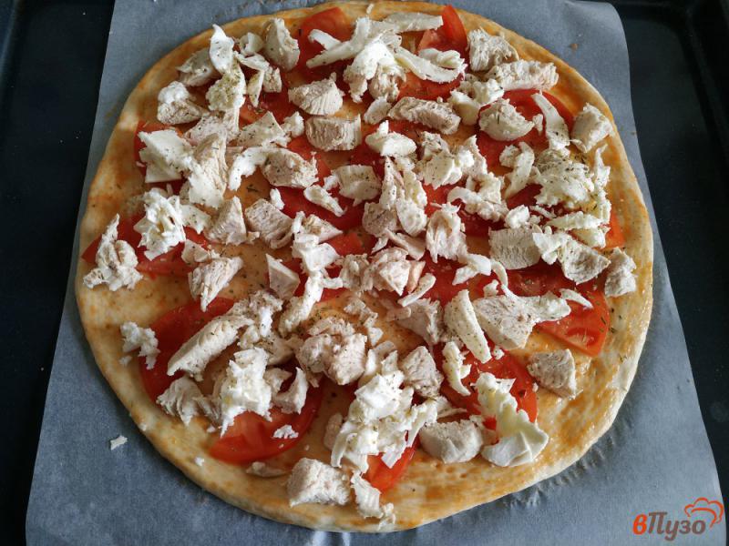 Фото приготовление рецепта: Пицца с курицей и моцареллой шаг №9
