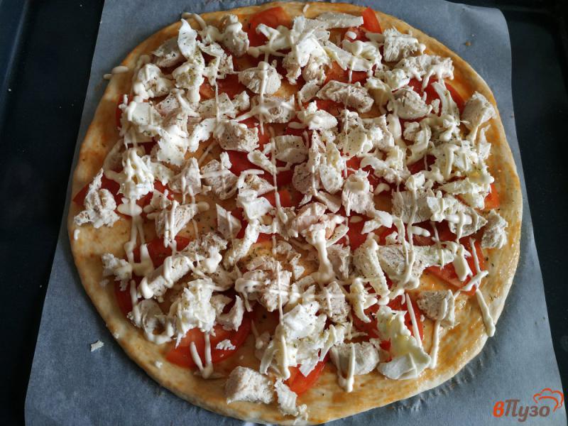 Фото приготовление рецепта: Пицца с курицей и моцареллой шаг №10