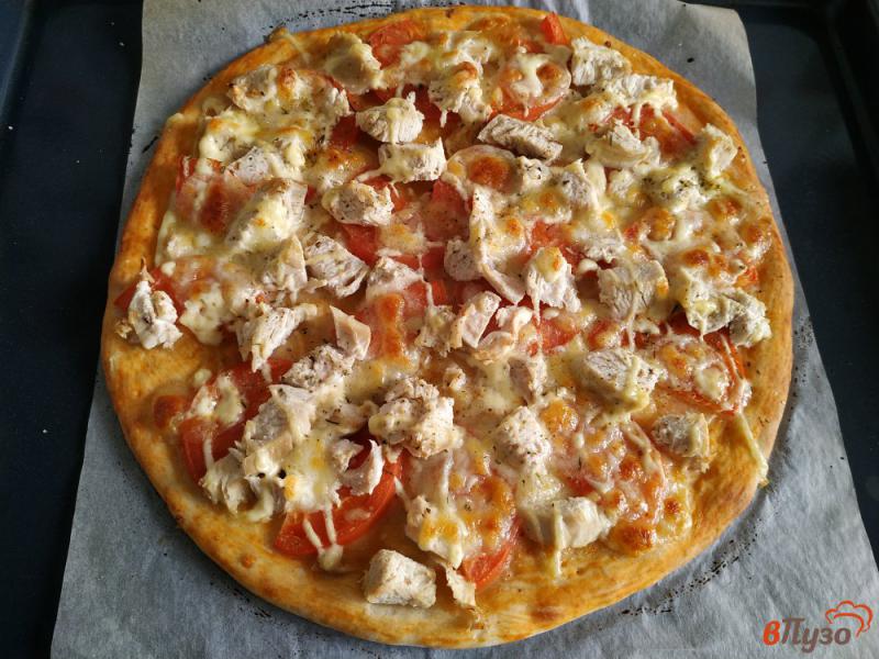 Фото приготовление рецепта: Пицца с курицей и моцареллой шаг №11
