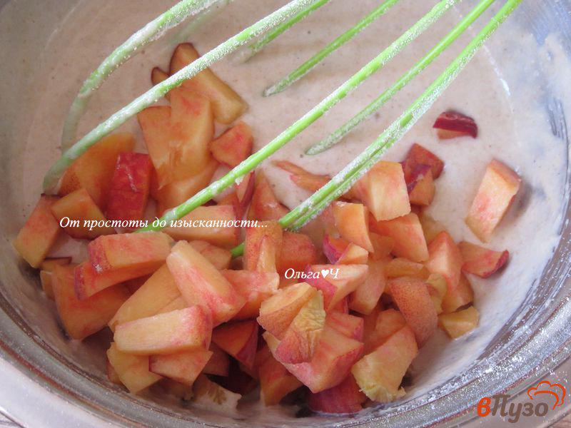 Фото приготовление рецепта: Рисово-овсяные оладьи с персиками шаг №3