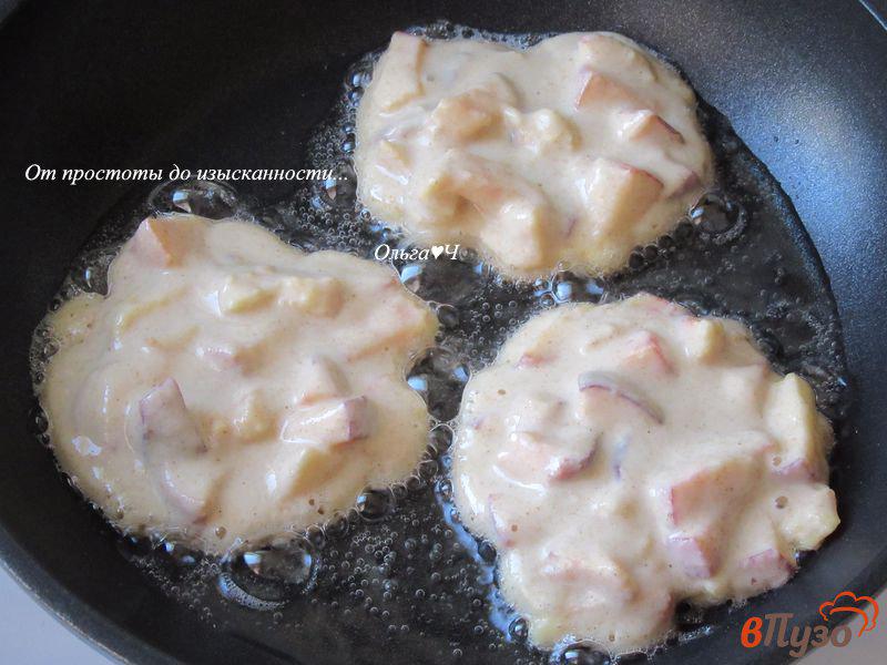 Фото приготовление рецепта: Рисово-овсяные оладьи с персиками шаг №5