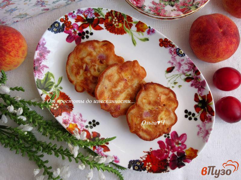 Фото приготовление рецепта: Рисово-овсяные оладьи с персиками шаг №6