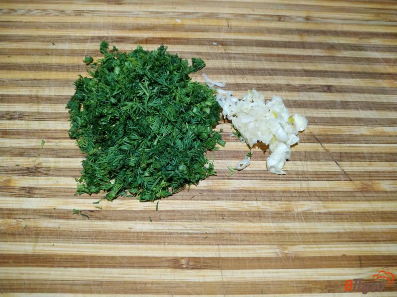 Фото приготовление рецепта: Куриная грудка запечённая с сыром чесноком и зеленью шаг №2