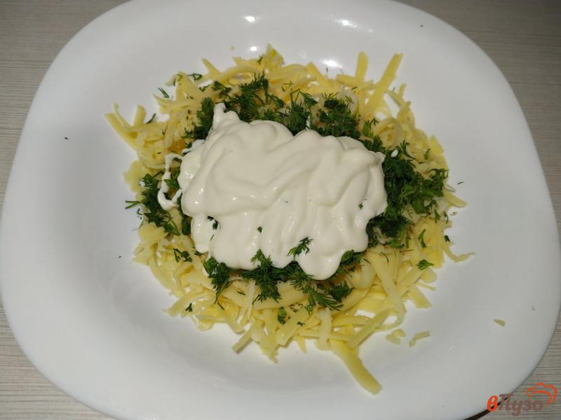 Фото приготовление рецепта: Куриная грудка запечённая с сыром чесноком и зеленью шаг №3