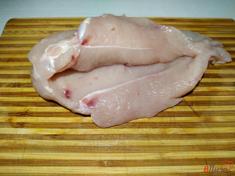 Фото приготовление рецепта: Куриная грудка запечённая с сыром чесноком и зеленью шаг №4