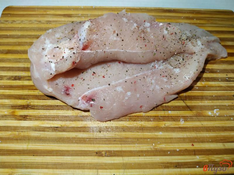 Фото приготовление рецепта: Куриная грудка запечённая с сыром чесноком и зеленью шаг №5