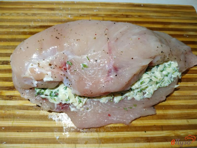 Фото приготовление рецепта: Куриная грудка запечённая с сыром чесноком и зеленью шаг №6