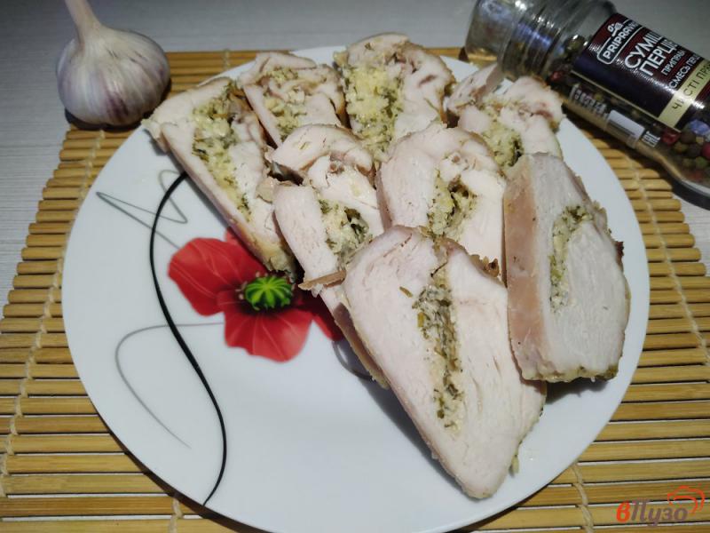 Фото приготовление рецепта: Куриная грудка запечённая с сыром чесноком и зеленью шаг №9
