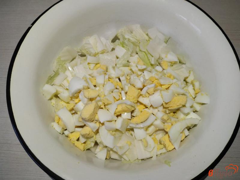 Фото приготовление рецепта: Салат с тунцом и пекинской капустой шаг №3