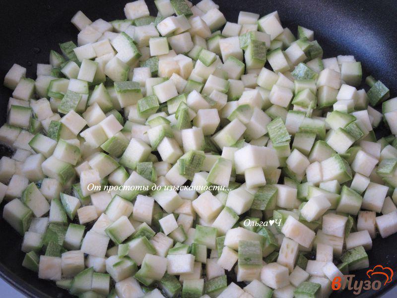 Фото приготовление рецепта: Куриные бедра в соусе из кабачков с базиликом шаг №3