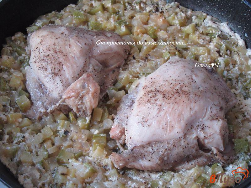 Фото приготовление рецепта: Куриные бедра в соусе из кабачков с базиликом шаг №6
