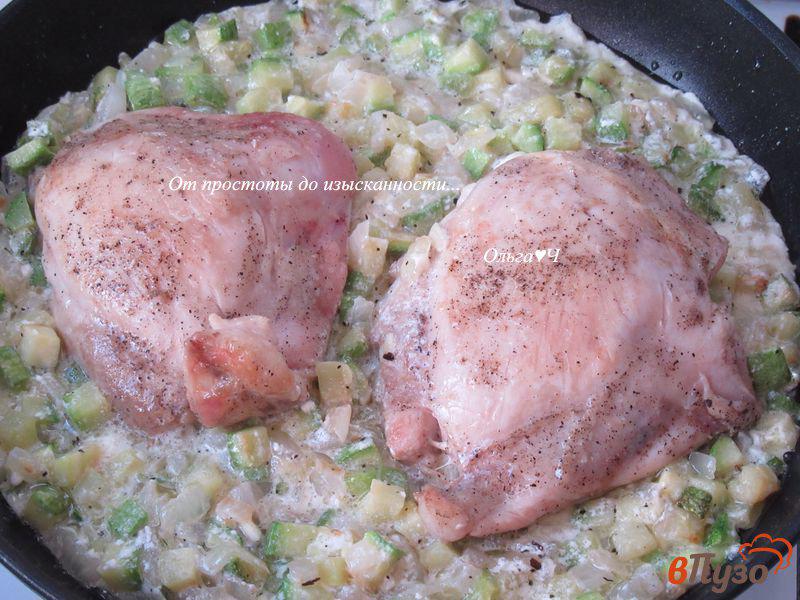 Фото приготовление рецепта: Куриные бедра в соусе из кабачков с базиликом шаг №5